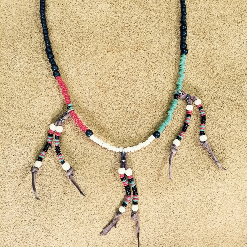 バリハンドメイドビーズ、シルバー、ディアスキン、ボーンビーズのネックレス