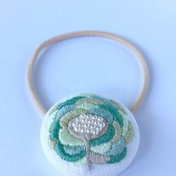 緑のお花の刺繍ヘアゴム 2枚目の画像