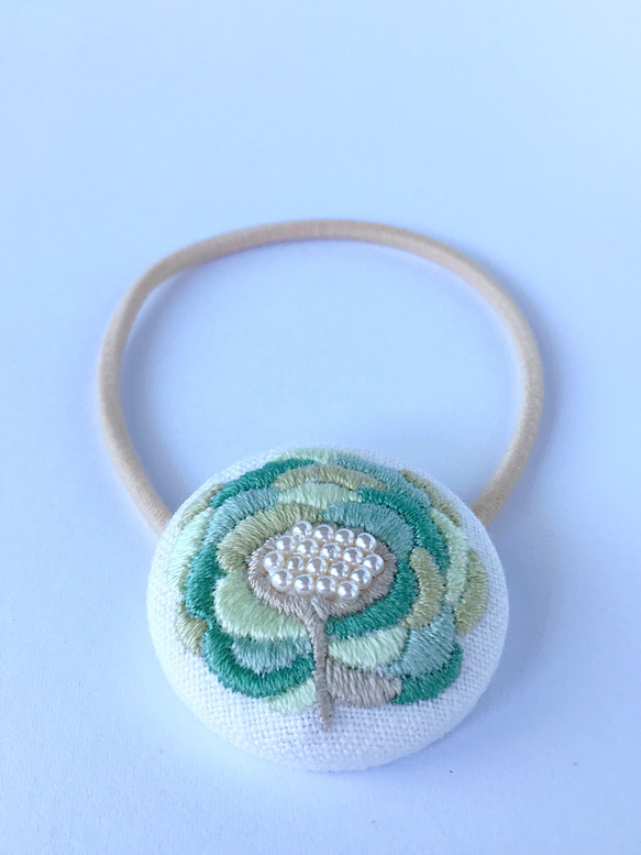 緑のお花の刺繍ヘアゴム 2枚目の画像