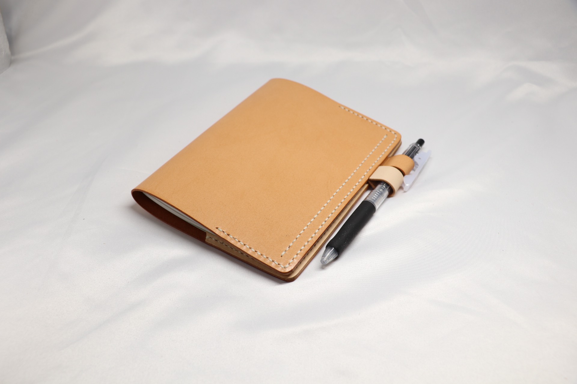 ヌメ革 手縫いの手帳カバー（オレンジ色）【送料無料】