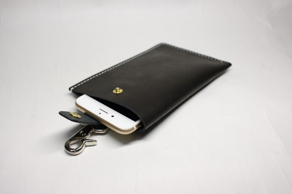 ヌメ革 手縫いスマホポーチ（ブラック色）【送料無料】 1枚目の画像