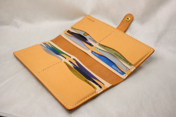 ヌメ革 手縫いのカードホルダー（オレンジ色）【送料無料】 1枚目の画像
