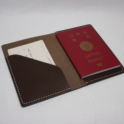 ヌメ革 手縫いのパスポートケース（ダークブラウン色）【送料無料】 1枚目の画像