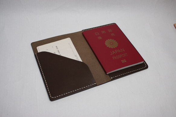 ヌメ革 手縫いのパスポートケース（ダークブラウン色）【送料無料】 1枚目の画像