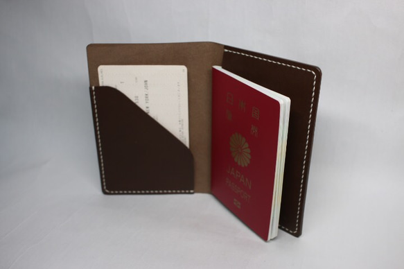 ヌメ革 手縫いのパスポートケース（ダークブラウン色）【送料無料】 4枚目の画像