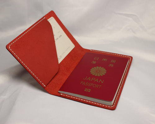 ヌメ革 手縫いのパスポートケース（レッド色）【送料無料】 その他