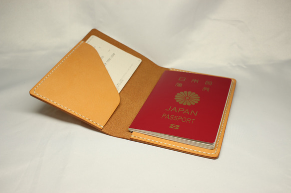 ヌメ革 手縫いのパスポートケース（オレンジ色）【送料無料】 1枚目の画像