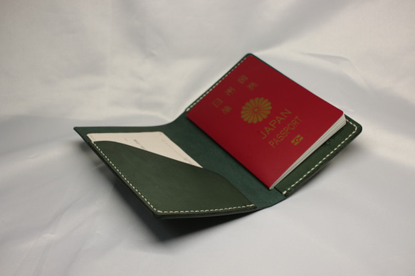 ヌメ革 手縫いのパスポートケース（グリーン色）【送料無料】 2枚目の画像