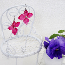 生花紫陽花のピアス　ローズレッド 2枚目の画像