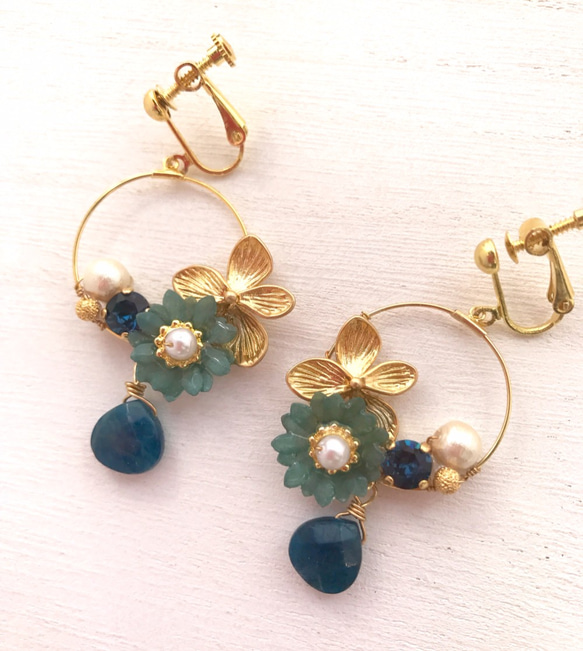 耳環的紫羅蘭和瑪格麗特/藍色耳環 第1張的照片