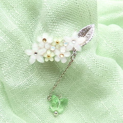 スワロフスキーの蝶が揺れる小さなブローチ：翠蝶雫 1枚目の画像