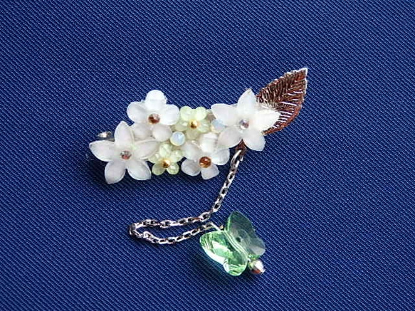 スワロフスキーの蝶が揺れる小さなブローチ：翠蝶雫 2枚目の画像
