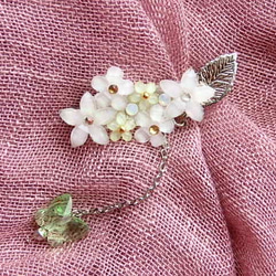 スワロフスキーの蝶が揺れる小さなブローチ：翠蝶雫 3枚目の画像