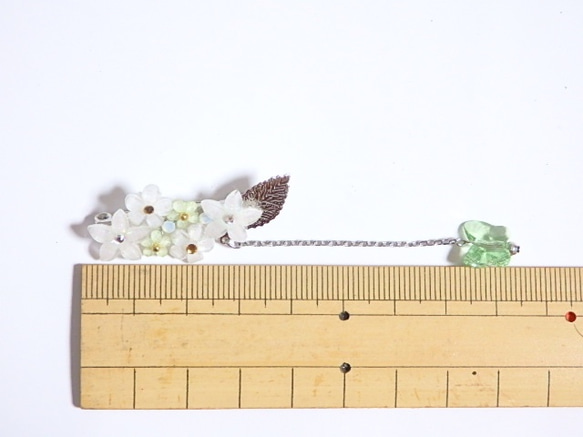 スワロフスキーの蝶が揺れる小さなブローチ：翠蝶雫 6枚目の画像