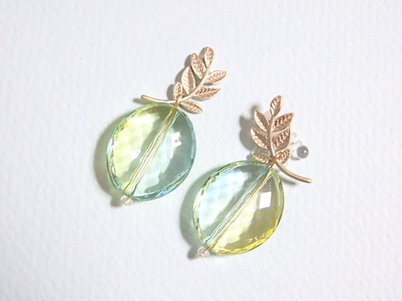 大粒カットアクリルのノンホールピアス：shine green fruits 2枚目の画像