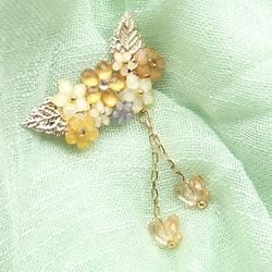 スワロフスキーの蝶が揺れる小さなブローチ：蜜蝶雫 1枚目の画像