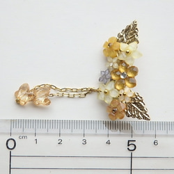 スワロフスキーの蝶が揺れる小さなブローチ：蜜蝶雫 5枚目の画像