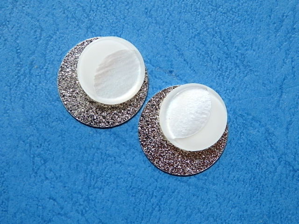 ボタンとメタルのイヤリング：真珠月 6枚目の画像