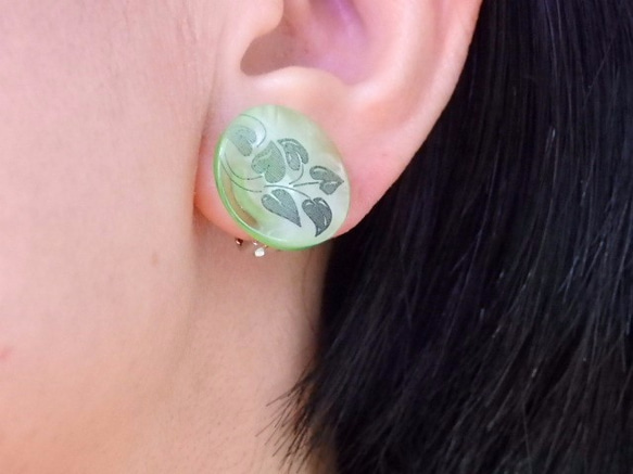 luxe ボタンのイヤリング：翠葉光 2枚目の画像