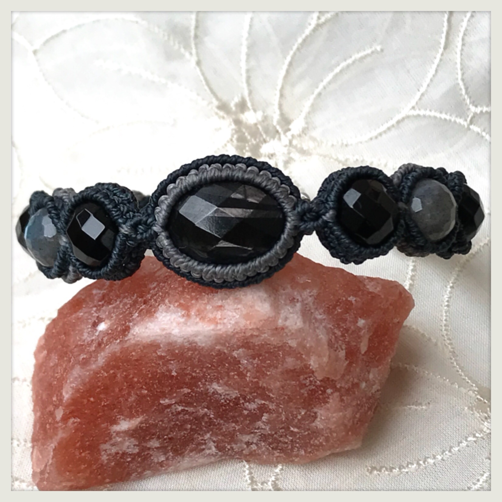 ハイパーシーンとラブラドライト＆オニキスのブレスレット　(大きいサイズ　Ｌサイズ) 【マクラメ macramé】