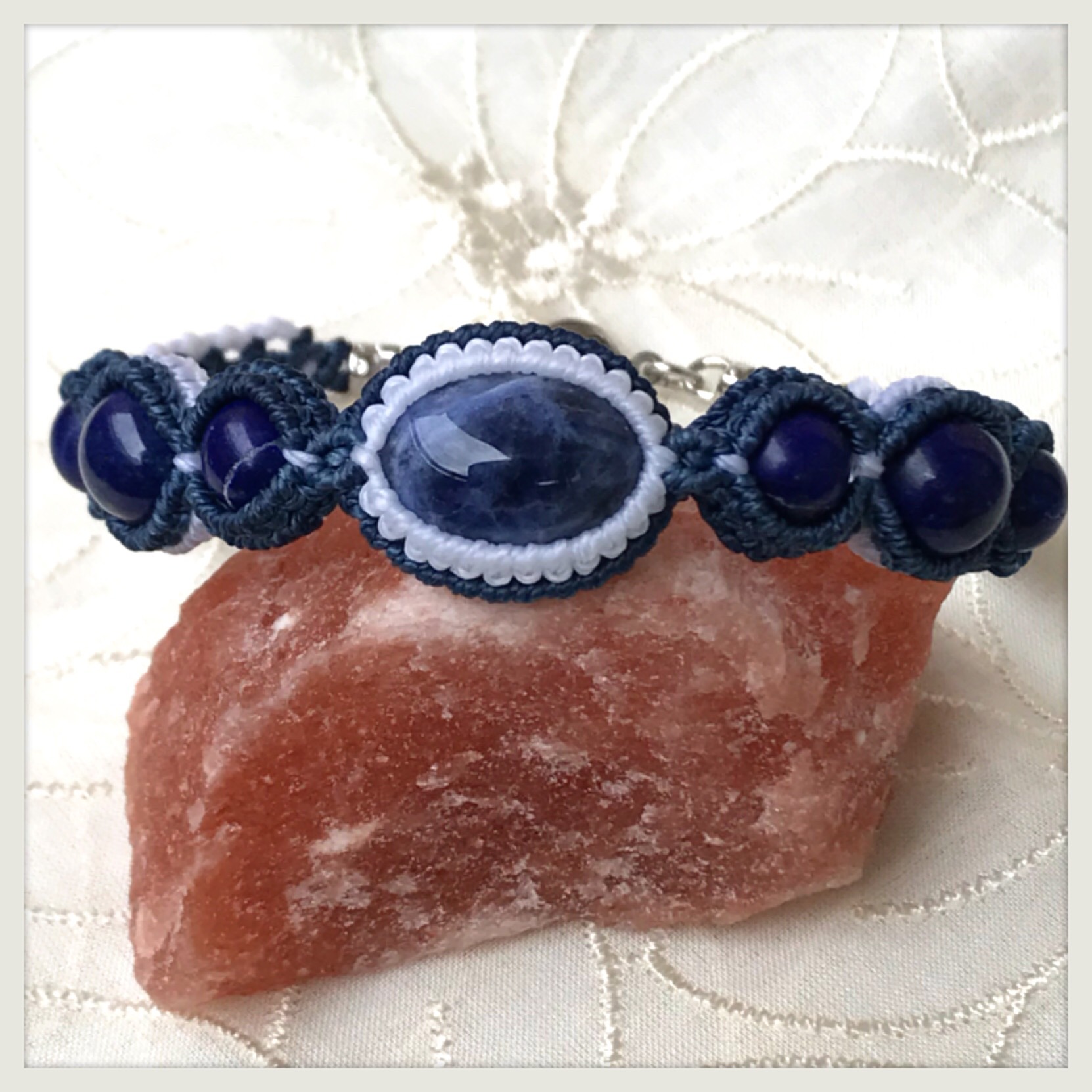 ソーダライトとラピスラズリのブレスレット【大きいサイズ　ＬＬサイズ】【マクラメ macramé】【送料無料】