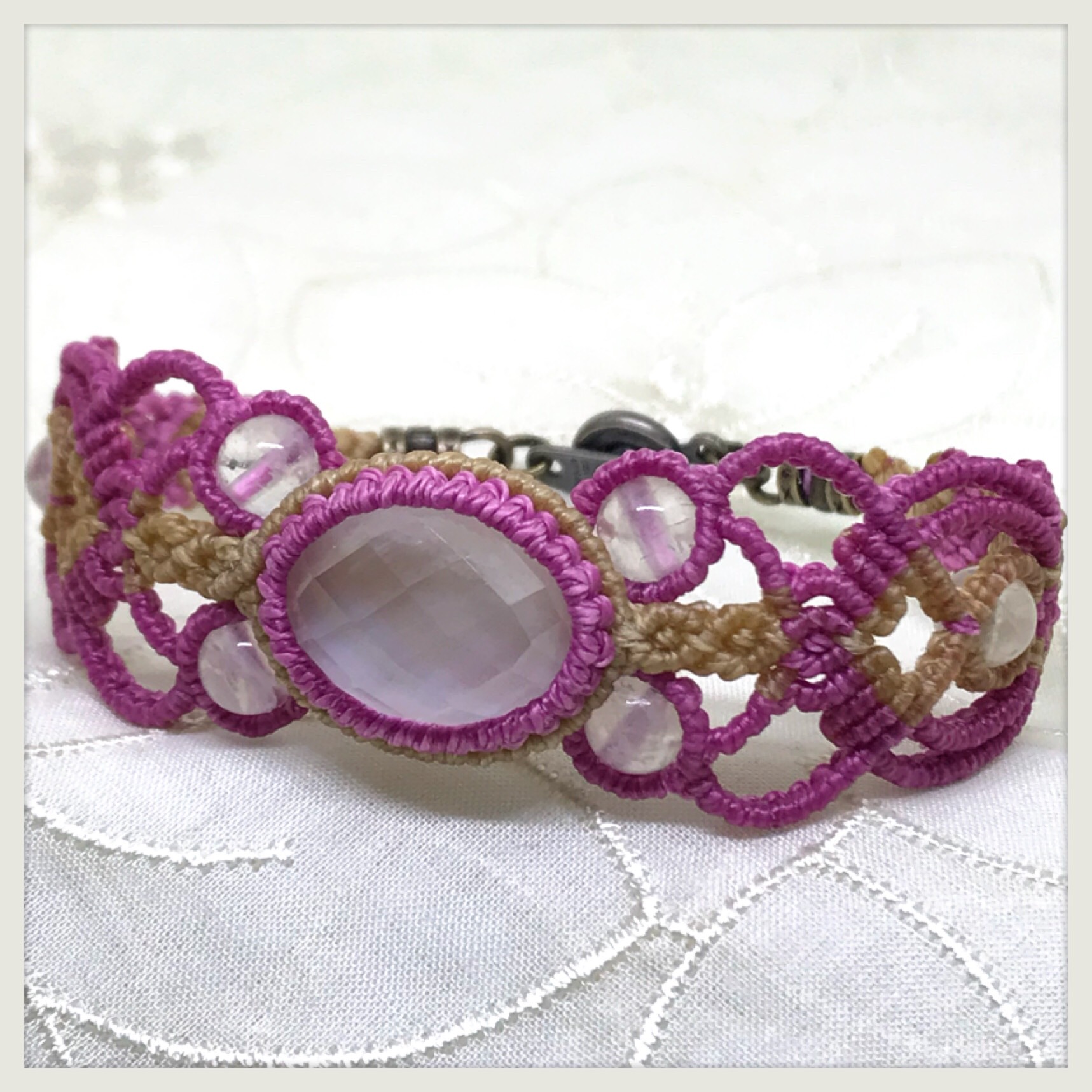 水晶×ピンクシェルとムーンストーンのブレスレット【Ｍ〜Ｌサイズ】【マクラメ macramé】【天然石】