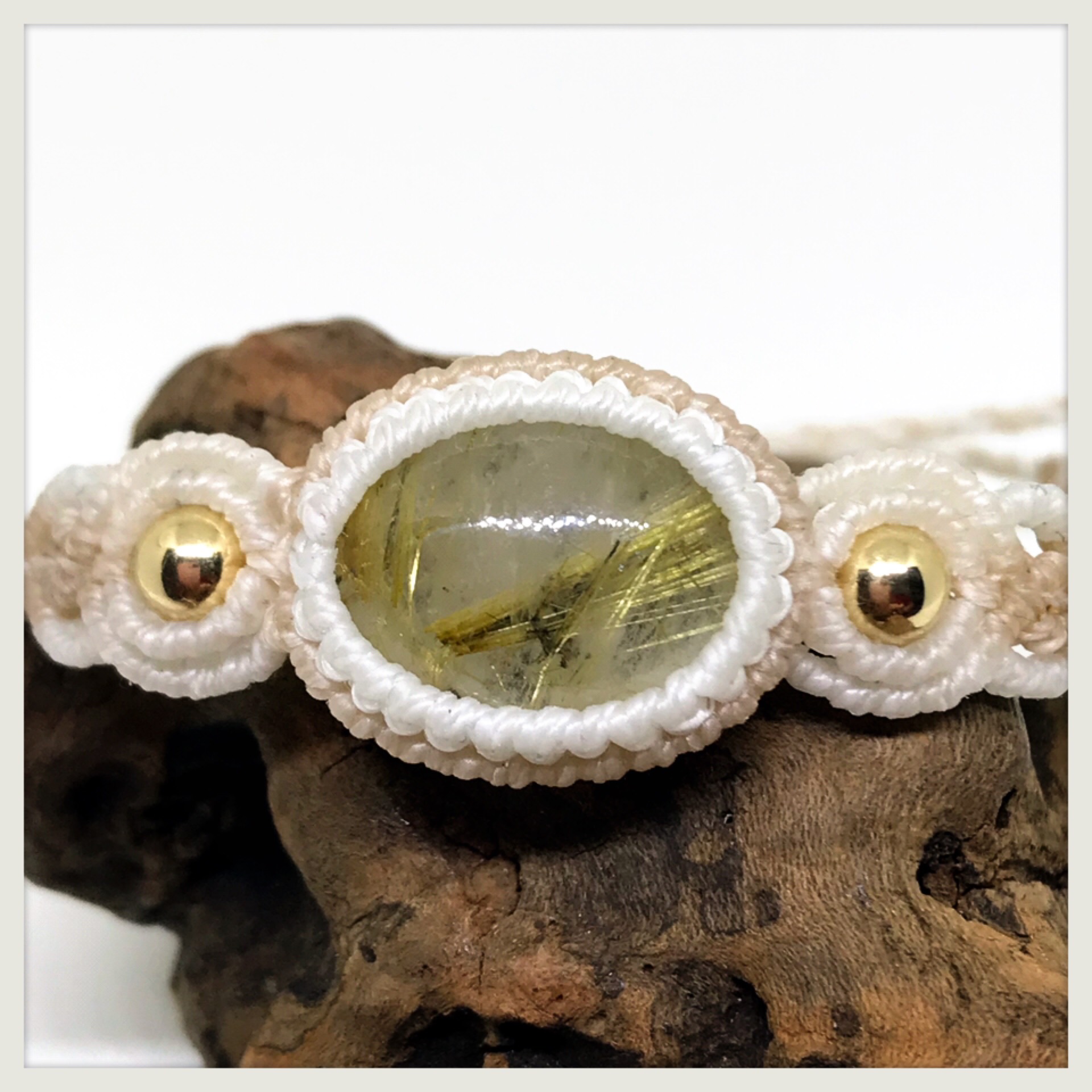 ゴールドルチルクォーツと14kgfビーズのブレスレット【フリーサイズ】【マクラメ macramé】