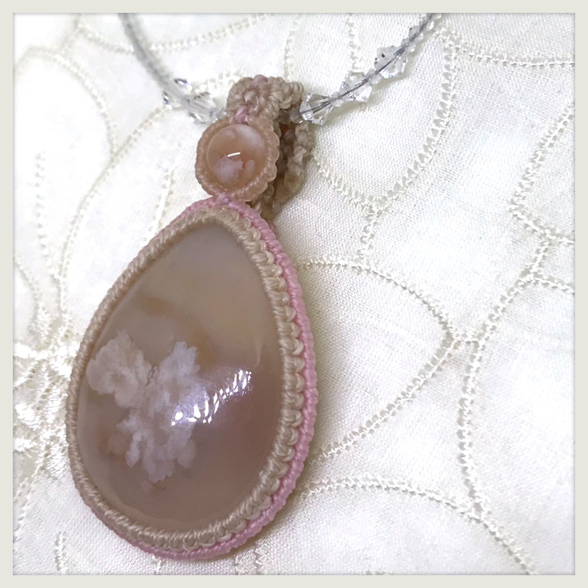 チェリーブラッサムアゲート（桜瑪瑙）とホワイトトパーズのペンダント 【マクラメ macramé】【送料無料】