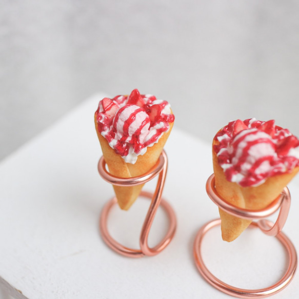 草莓果醬冰淇淋可麗餅 耳環 單支 甜點飾品 三片草莓 第5張的照片