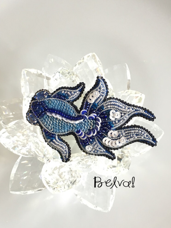 ビーズ刺繍のブローチ -金魚(蝶尾ブルー)- ブローチ Belva! 通販