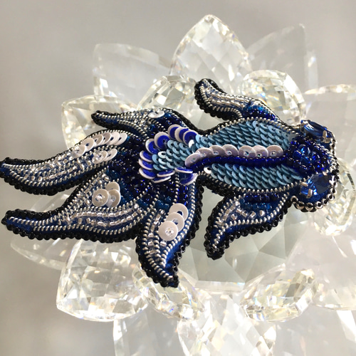 ビーズ刺繍のブローチ -金魚(蝶尾ブルー)- ブローチ Belva! 通販