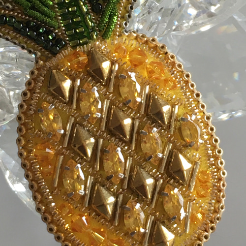 ビーズ刺繍のブローチ -パイナップル- ブローチ Belva! 通販 10258230