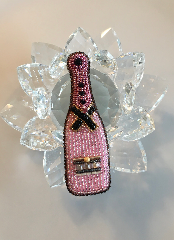konkon様再販リクエスト　ビーズ刺繍のブローチ　-桜色シャンパンボトル&グラス(ロゼ)- 3枚目の画像