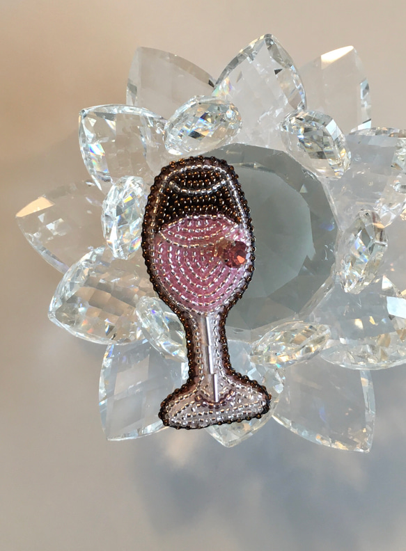 konkon様再販リクエスト　ビーズ刺繍のブローチ　-桜色シャンパンボトル&グラス(ロゼ)- 6枚目の画像