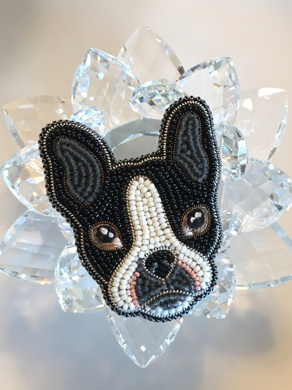 ビーズ刺繍のブローチ　-フレンチブルドッグ Dog 犬- 2枚目の画像