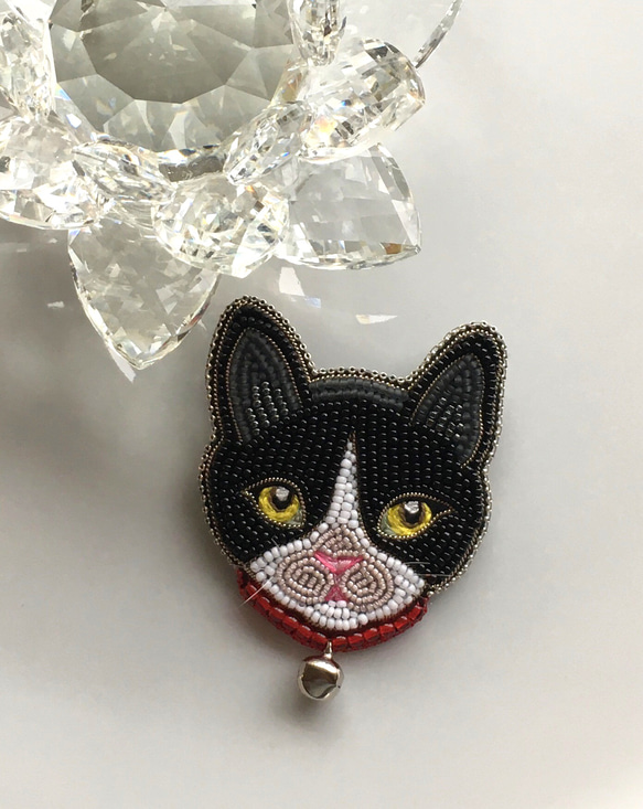ビーズ刺繍のブローチ　-猫(ブラック)- 2枚目の画像