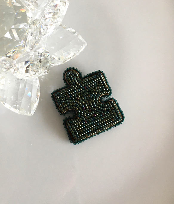 ビーズ刺繍のブローチ　-パズルピース(玉虫)- 5枚目の画像