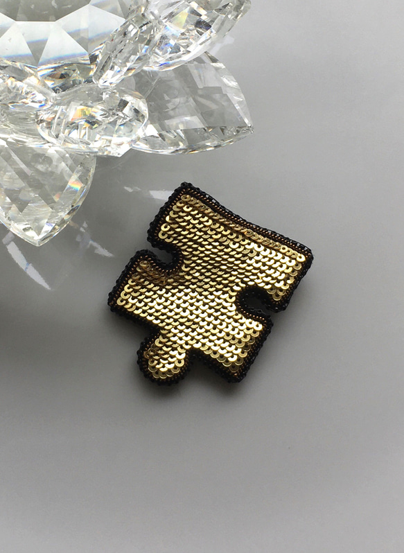ビーズ刺繍のブローチ　-パズルピース(ゴールド)- 2枚目の画像
