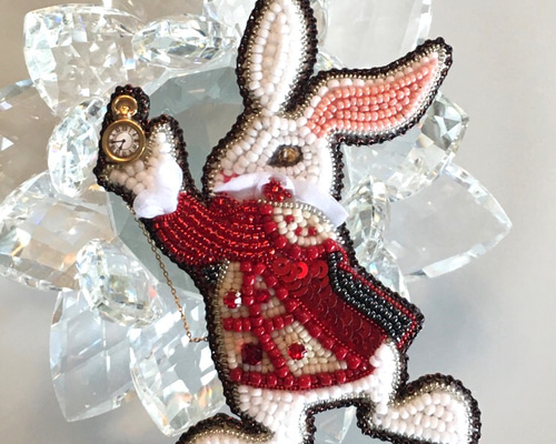 ビーズ刺繍のブローチ -白ウサギ- ブローチ Belva! 通販