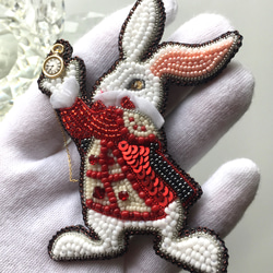 ビーズ刺繍のブローチ　-白ウサギ- 4枚目の画像