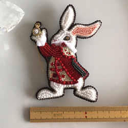 ビーズ刺繍のブローチ　-白ウサギ- 5枚目の画像