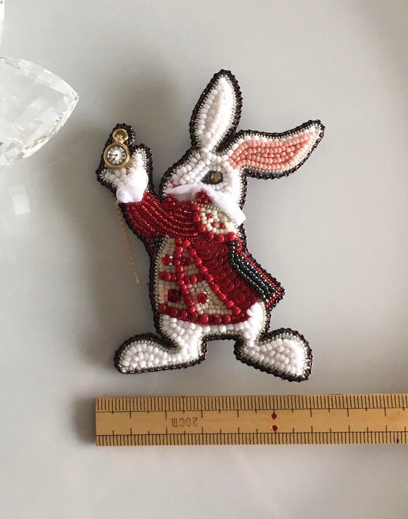 ビーズ刺繍のブローチ　-白ウサギ- 5枚目の画像