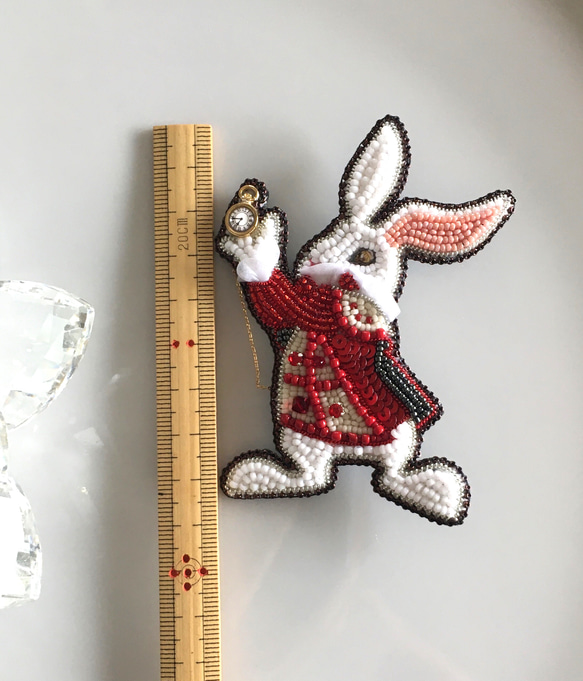 ビーズ刺繍のブローチ　-白ウサギ- 6枚目の画像