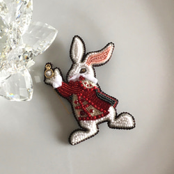 ビーズ刺繍のブローチ　-白ウサギ- 8枚目の画像