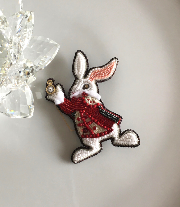 ビーズ刺繍のブローチ　-白ウサギ- 8枚目の画像