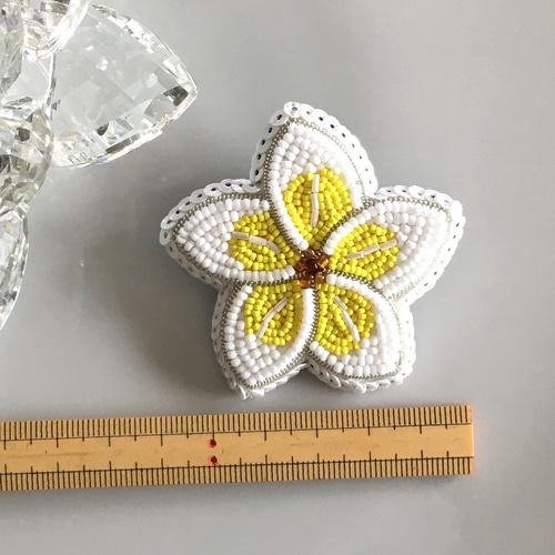 ビーズ刺繍のブローチ -プルメリア 花- ブローチ Belva! 通販｜Creema