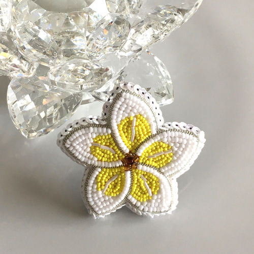 ビーズ刺繍のブローチ -プルメリア 花- ブローチ Belva! 通販｜Creema