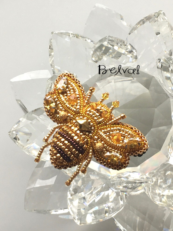 ビーズ刺繍のブローチ　-ゴールドのハチ gold bee- 1枚目の画像