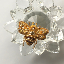ビーズ刺繍のブローチ　-ゴールドのハチ gold bee- 2枚目の画像