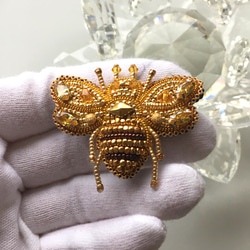 ビーズ刺繍のブローチ　-ゴールドのハチ gold bee- 3枚目の画像